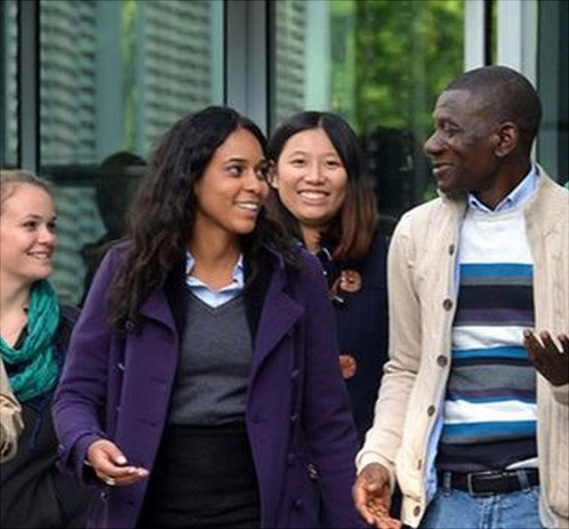 Verschiedene Studierende auf dem Campus