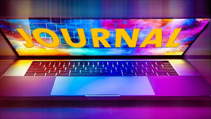 Ein halb aufgeklappter Laptop, auf dessen Bildschirm in gelben Großbuchstaben das Wort "Journal steht. Der Bildschirmhintergrund zeigt balue, rote, pinke, gelbe, orange Farbwolken.