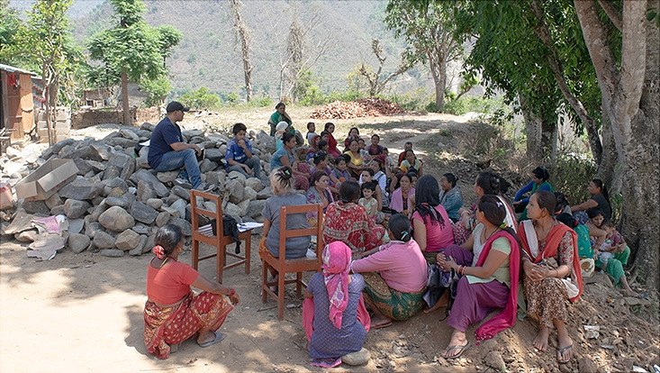 Eine Gruppe Frauen mit Kindern in Nepal