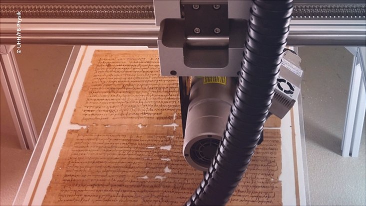 Messgerät über mit Tinte geschriebenem Dokument
