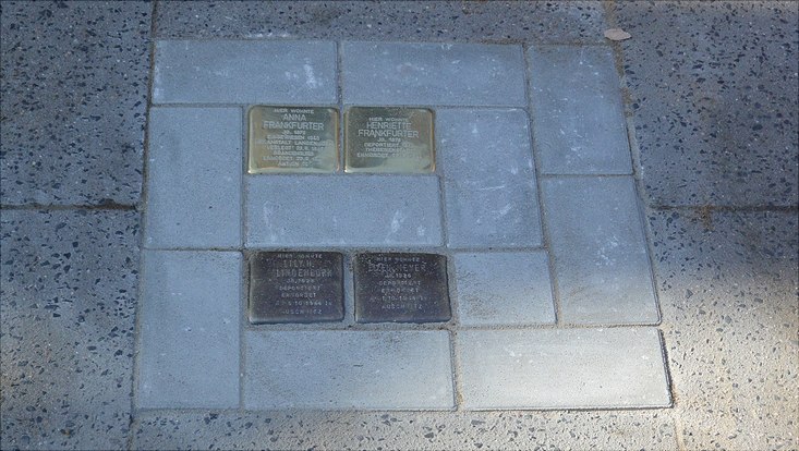 Die vier Stolpersteine vor der Bundesstraße 43.