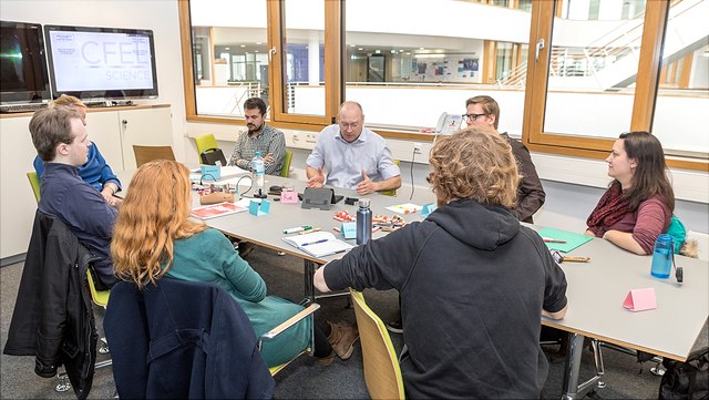 graduate-days-640x361 Menschen sitzen um einen Tisch herum und diskutieren