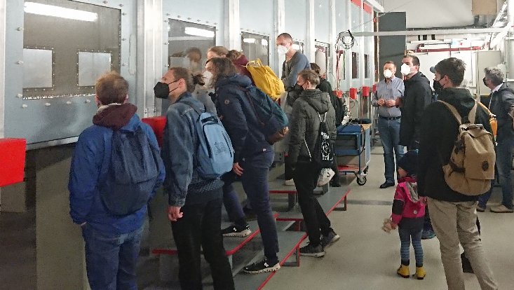 Besuchergruppe bei Besichtigung des Windkanals
