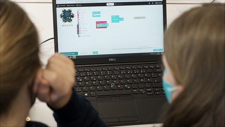 ls-1 mädchen vor laptop