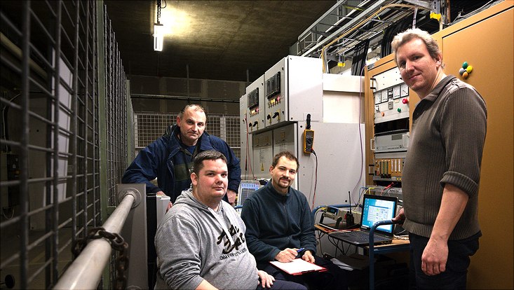 The machine power controls experts around Timo Weinhausen (right) ran the first powering test of the ALPS II magnets almost by hand.