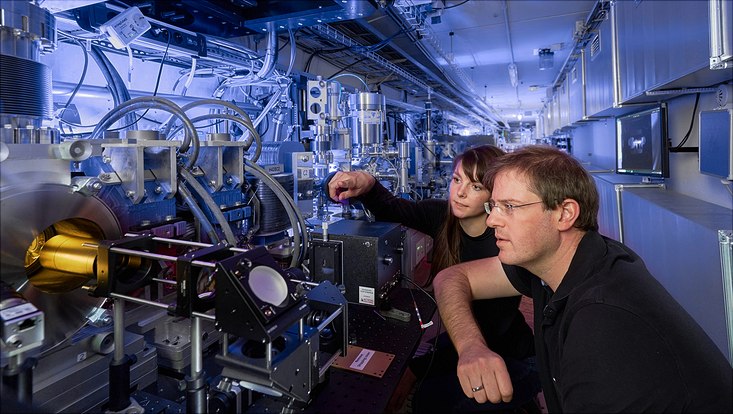 Andreas Maier mit Kollegin Kaja Schubert im Tunnel der Anlage LUX.
