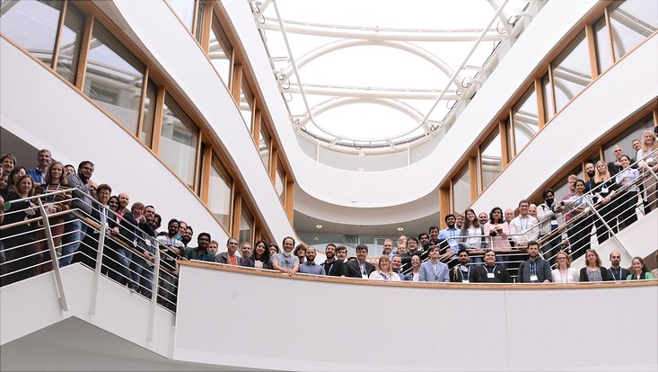 Viele Menschen stehen an der Balustrade in einem modernen Gebäude