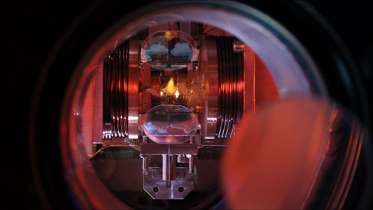 The image shows cold atoms (in yellow) in an optical resonator on their way to form a time crystal.