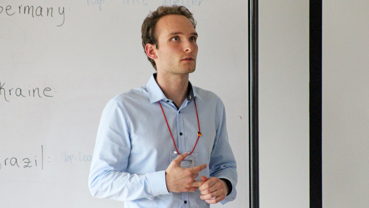 Verteidigung der eigenen Präsentation im Physics Fight: Noise FM gegen Brasilien