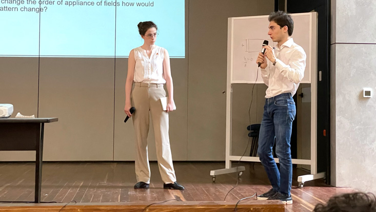 Opponieren im Physics Fight: Ferrofluidic Patterns des französischen Teams