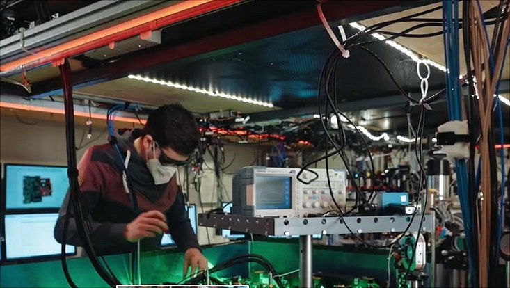 Junger Mann mit Schutzbrille im Laserlabor
