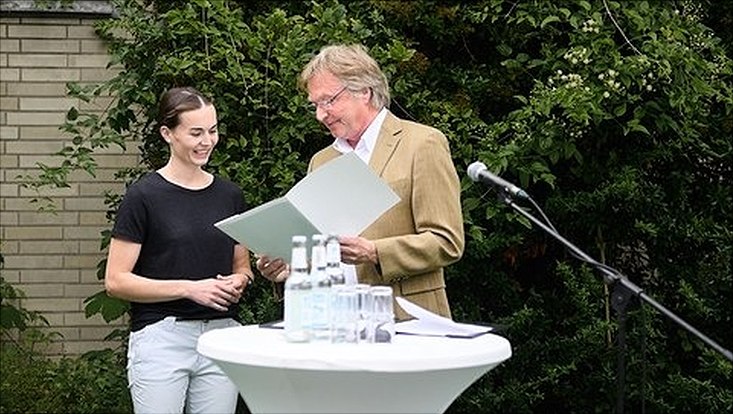 bild-01 Prof. Jürgen Oßenbrügge überreicht Isabell Haag den Wladimir Köppen Preis