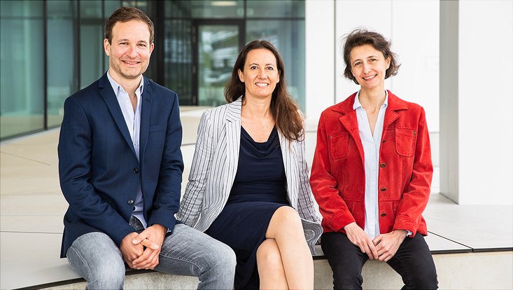 Photograph showing the three spokespersons of the Cluster of Excellence Quantum Universe