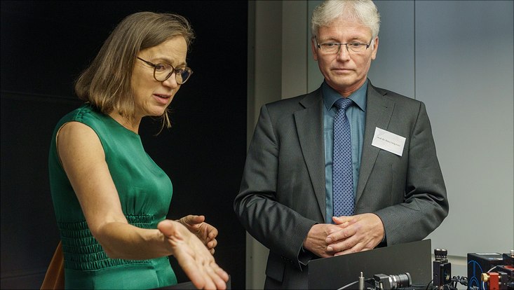 gümbel-08-733x414 A man and a woman discuss the experimental setup