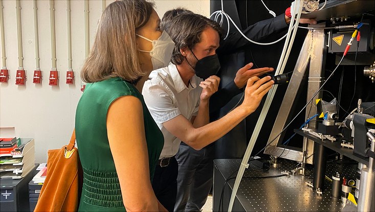 im-labor-4-733x414 A man lights into the experiment, a woman watches.