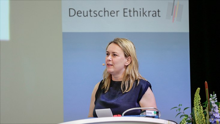 Judith Simon moderiert eine Veranstaltung des Deutschen Ethikrats