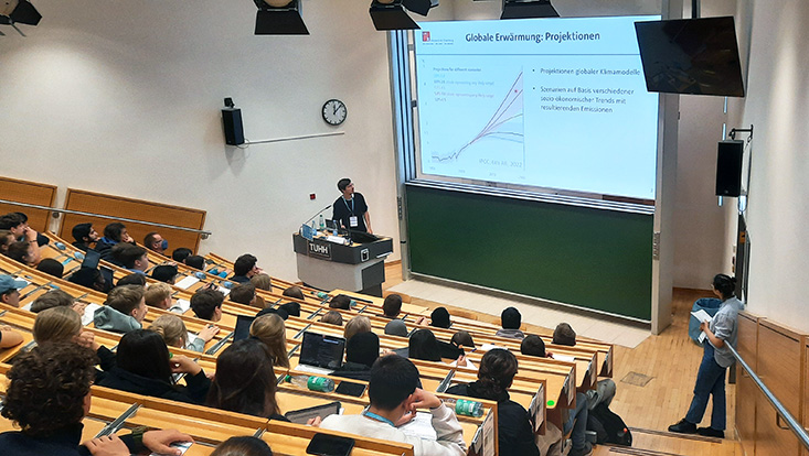 Dr. Benjamin Poschlod bei seinem Vortrag "Hitzeextreme in Städten und mögliche Anpassungsmaßnahmen"