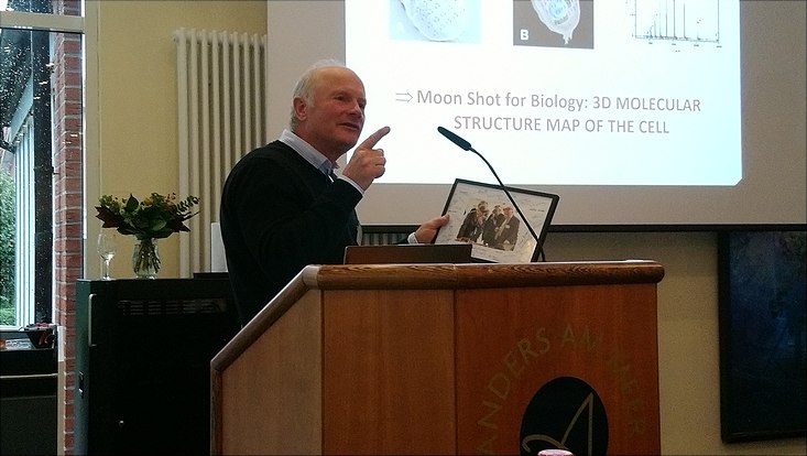 dwayne mit bild-733x414 Dwayne Miller holds a framed picture