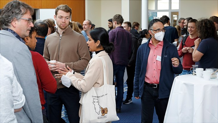 gespraeche2-733x414 People standing at tables