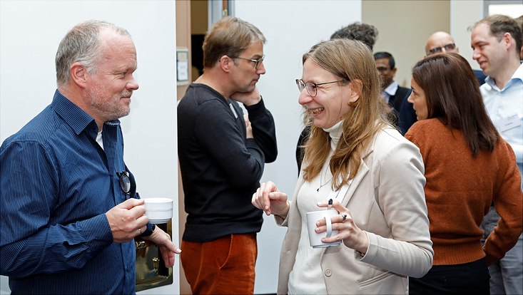 gespraeche-733x414 People talking