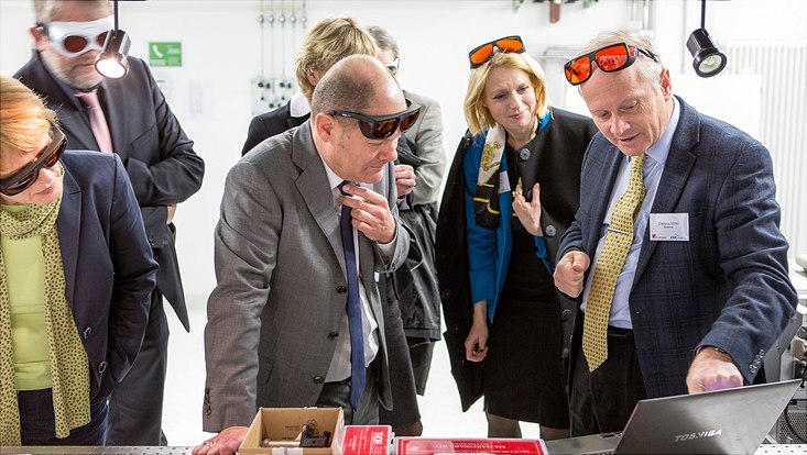 Menschen mit Laserschutzbrille im Labor