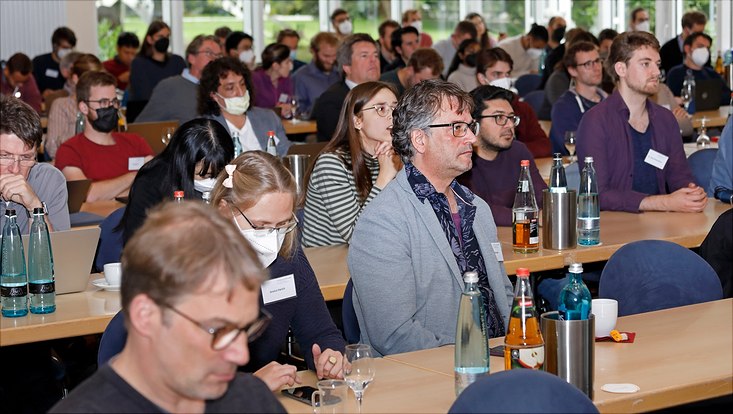 Zuhörende im Saal