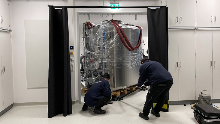 anlieferung-vakuumkammer-c-ag-gerberding The vacuum chamber is custom-made and is used in the laboratory of Prof. Dr. Oliver Gerberding to test developed components for gravitational wave detectors.