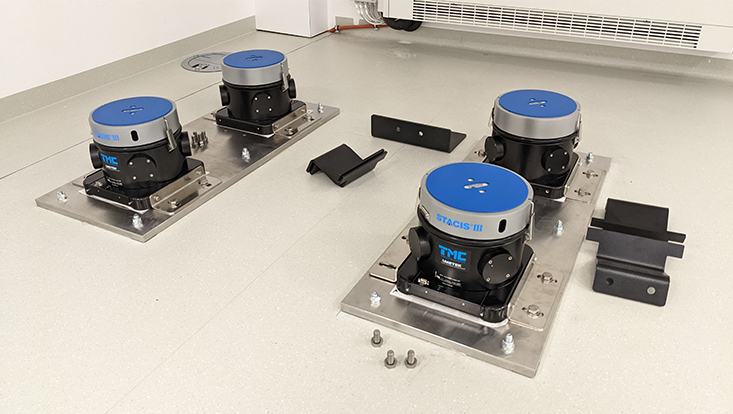 anlieferung-vakuumkammer-5-c-grefe The ground vibrations transmit oscillations which are a disturbing factor for sensitive experiments. Therefore, the vacuum chamber is mounted on actively seismically isolated feet.