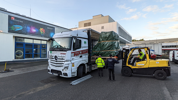 anlieferung-vakuumkammer-3-c-grefe Unloading the five-ton vacuum chamber in front of the SHELL hall on the Bahrenfeld campus.