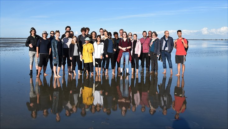 Gruppenbild der Teilnehmerinnen und Teilnehmer des Retreats bei der Wattwanderung.