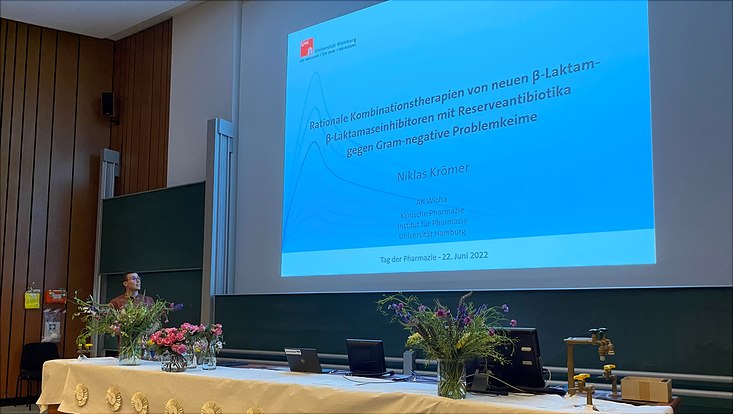 Niklas Krömer presenting at "Tag der Pharmazie"