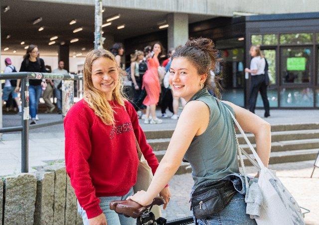 Zwei Studentinnen auf dem Campus der Universität Hamburg