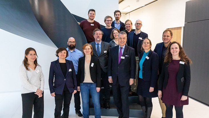 Menschengruppe im Gebäude