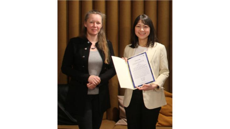 : Links Prof. Dr. Ulrike Lucke und rechts Preisträgerin Angelie Kraft mit ihrer Urkunde