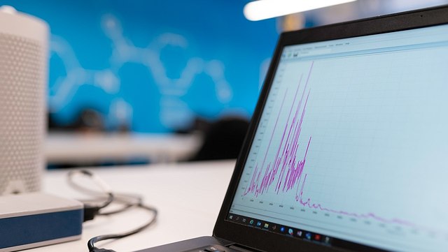 Ein Laptop auf dem Forschungsdaten angezeigt werden.