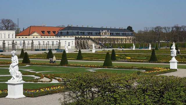 Blick in einen Prachtgarten in St. Petersburg