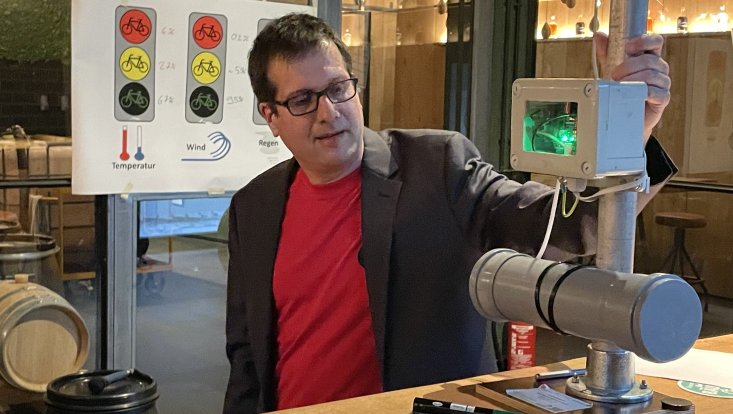 Prof. Felix Ament mit einer kleinen Wetterstation am Tresen