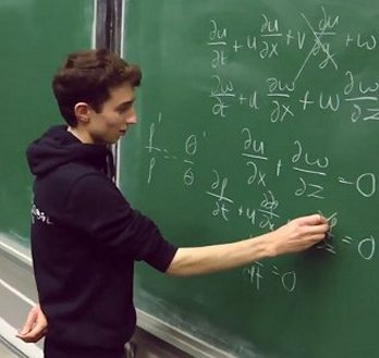 wasistmet-slider-02 Student an einer Tafel mit Formeln