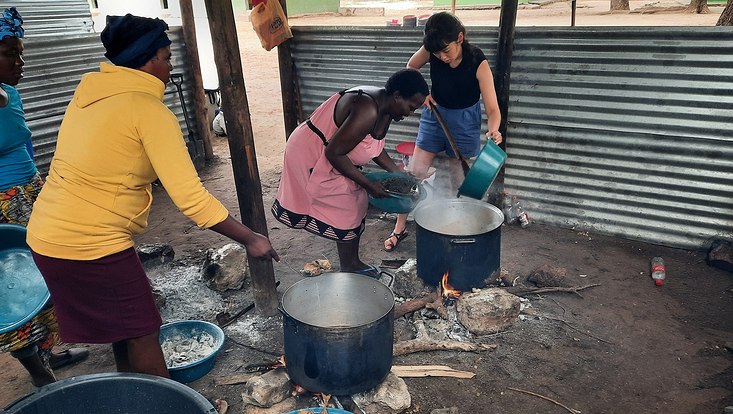 jihye-schulküche-733x414 Three women are cooking lunch for school kids
