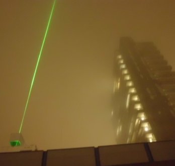 Raman-Lidar am Geomatikum Grüner Laserstrahl eines Lidars am Geomatikum