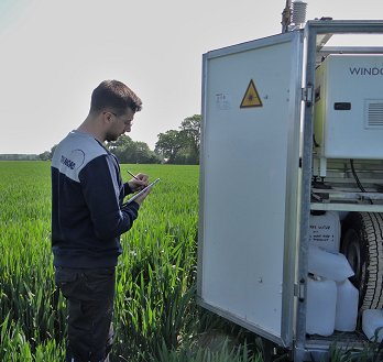 Tobias W. Ein Meteorologe an einer Messstation auf einem Feld