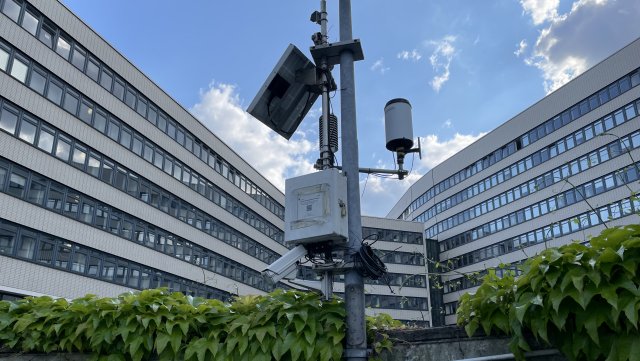 Stadtklima-Wetterstation Eine Wetterstation in einem Innenhof