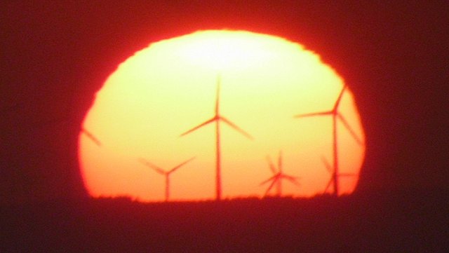 Energiemeteorologie Windenergieanlagen vor untergehender Sonne