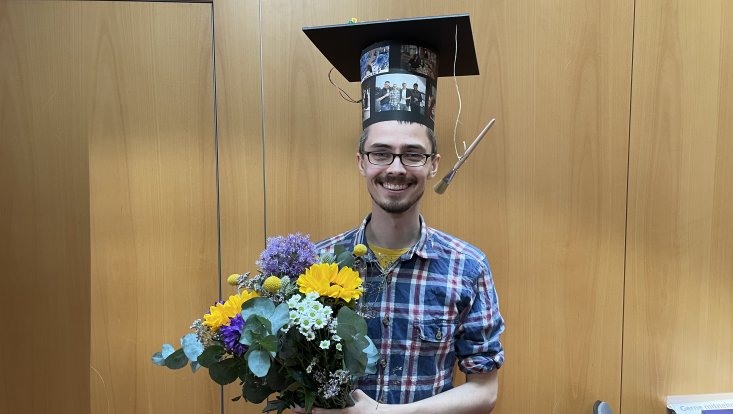 S. Michel mit Doktorhut nach der erfolgreichen Verteidigung