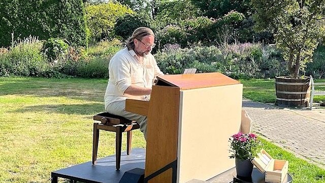 teaser piano toscano 640x361 Der Pianist Thomas Lambrich sitzt an seinem rollbaren Klavier mitten im Botanischen Garten