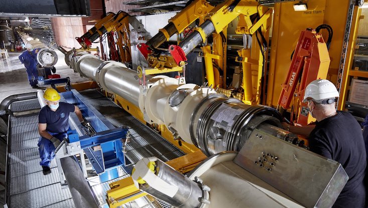 A dipole magnet for the ALPS II experiment is installed in the HERA tunnel.