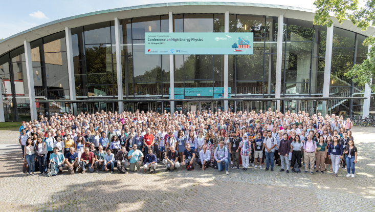EPS 2023 conference photo Picture of all participants of the EPS 2023 conference in front of the Audimax of the Universität Hamburg