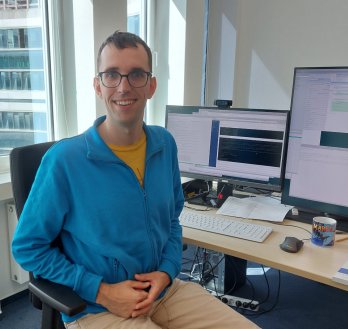Marek J. Ein Meteorologe in seinem Büro