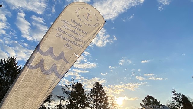 teaser cafe-640x361 (1) Werbe-Beachflag mit dem Logo von Café Schmidtchen Palme