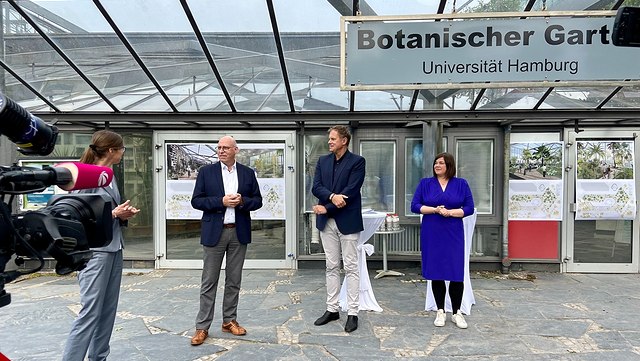 teaser presse-640x361 (4) Vier Leute vor dem Eingang der Schaugewächshäuser am Dammtor, im Vordergrund eine Kamera